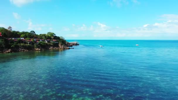 青い海の島を見て 空中の景色 インドネシア バリのエキゾチックな自然シーン — ストック動画