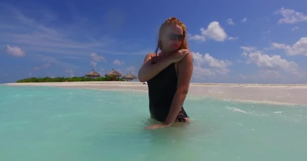 Carino Rossa Donna Idratante Pelle Con Acqua Calda Delle Maldive — Video Stock