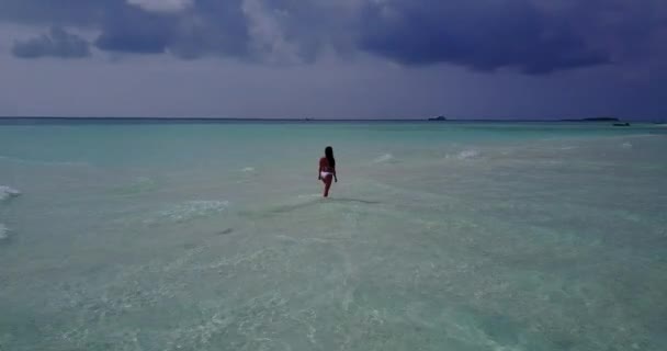 Vista Aérea Mujer Bikini Caminando Agua Las Islas Tropicales — Vídeo de stock