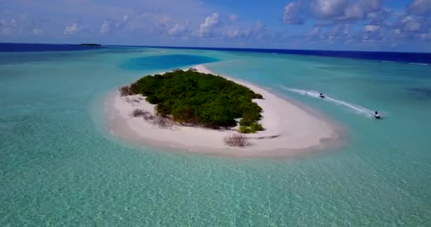 小さな島の近くの水上スクーターに乗っている人々 サムイ島の自然風景 アジア — ストック動画