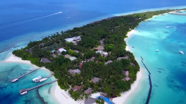 Resort Malými Chatrčemi Zelenými Palmami Zakotvené Čluny Pobřeží Cestování Thajska — Stock video