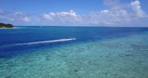 水上スクーターは青い海にトレイルを残します カリブ海のバルバドスへの旅行 — ストック動画