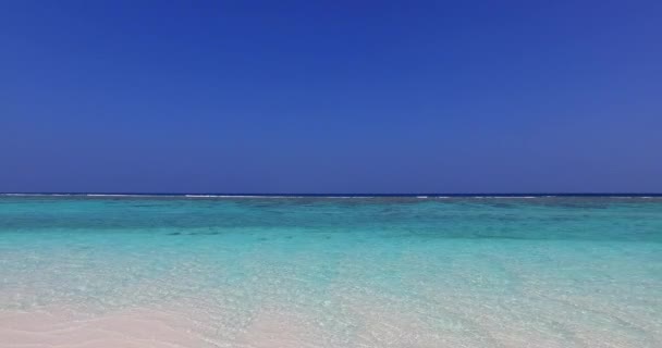 Vit Sand Med Turkost Havsvatten Och Blå Himmel Bakgrund Sommarscen — Stockvideo