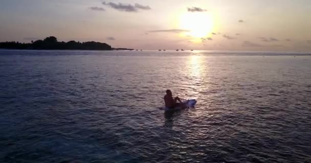 Homem Com Sua Namorada Atraente Descansando Oceano Tropical Summertime Viagem — Vídeo de Stock