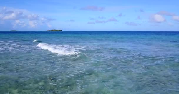 海岸线上透明的水 巴厘阳光明媚的夏季 — 图库视频影像
