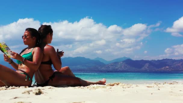 Dos Chicas Pasando Buen Rato Hablando Leyendo Folleto Playa Arena — Vídeo de stock