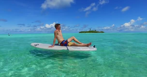 Jovem Sentado Paddleboard Oceano — Vídeo de Stock