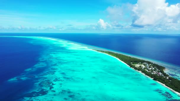 Die Meereslandschaft Der Grünen Insel Und Des Klaren Blauen Meeres — Stockvideo
