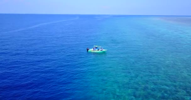 ドローンは海上で船の上を飛ぶ インドネシアのバリでの夏のリラクゼーション — ストック動画