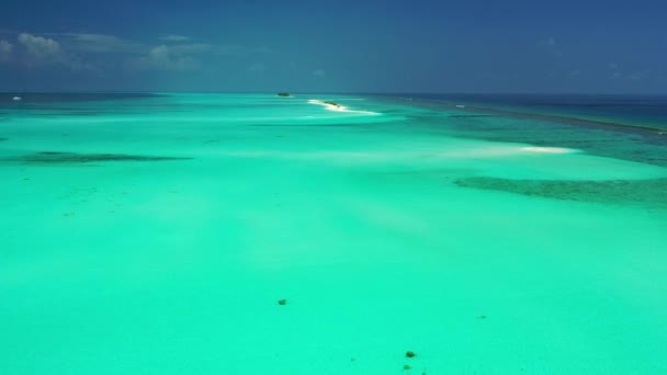 ターコイズブルーの海と緑の島 モルディブ諸島でのエキゾチックな夏の休暇 — ストック動画