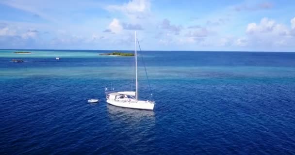 Barca Vela Bianca Mare Blu Gita Estiva Alle Maldive — Video Stock