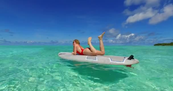 Homem Com Sua Namorada Atraente Descansando Oceano Tropical Summertime Viagem — Vídeo de Stock