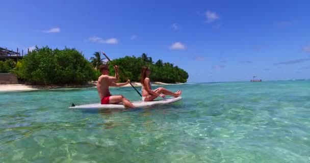 Imágenes Parejas Jóvenes Descansando Océano — Vídeo de stock