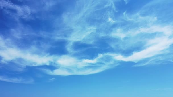 아름다운 하늘과 구름이 배경에 — 비디오