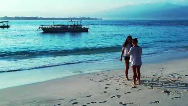 Vista Belas Mulheres Jovens Relaxando Praia Maldivas — Vídeo de Stock