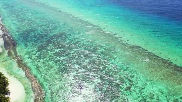 Dron Lecący Nad Turkusową Płytką Wodą Letnia Podróż Malediwy — Wideo stockowe