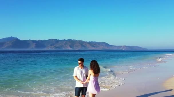 Mann Mit Attraktiver Freundin Entspannt Strand Vor Türkisfarbenem Kristallklarem Meerwasser — Stockvideo
