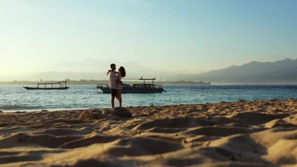 Charmant Jeune Couple Marchant Sur Plage Tropicale Profitant Temps Vacances — Video