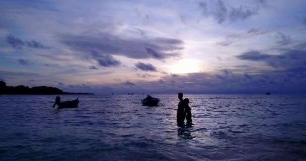 一对年轻夫妇在热带海滩度暑假 在泰国落日 — 图库视频影像