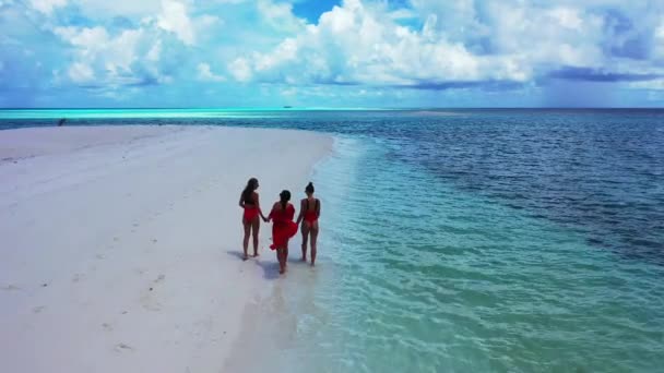 Três Jovens Amigas Caminhando Costa Mar Maldivas — Vídeo de Stock