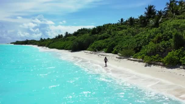 Widok Lotu Ptaka Pięknej Tropikalnej Plaży Błękitnego Krajobrazu Oceanu Kobieta — Wideo stockowe