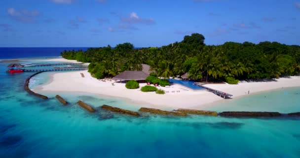 白色沙滩热带岛屿 有无人驾驶飞机的空中飞行视野 有蓝色海水和阳光灿烂的天空 — 图库视频影像