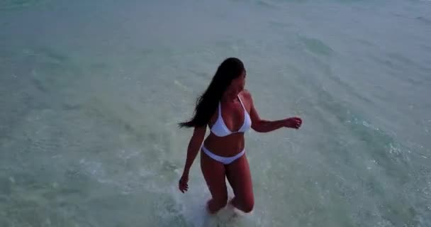 Mujer Joven Con Bikini Blanco Relajante Playa Tropical Bora Bora — Vídeos de Stock