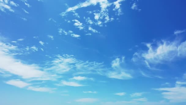 Μπλε Ουρανός Μουτζουρωμένα Άσπρα Σύννεφα Φυσικό Περιβάλλον — Αρχείο Βίντεο