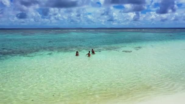 Mooie Meisjes Een Paradijselijk Groen Eiland Exotische Zomervakantie Malediven — Stockvideo