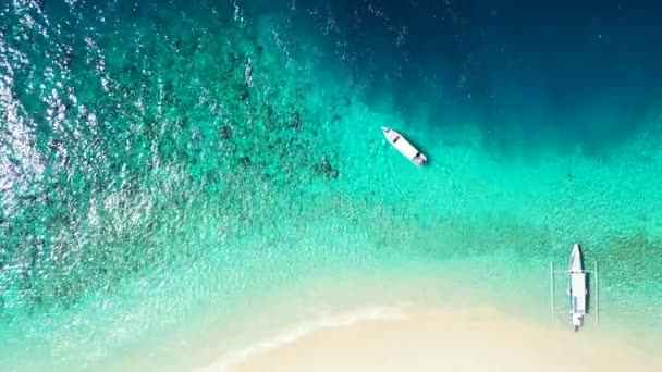 Pequenos Barcos Brancos Costa Tropical Cena Verão Bali Indonésia — Vídeo de Stock