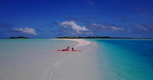 Video Fidanzato Fidanzata Sulla Spiaggia — Video Stock