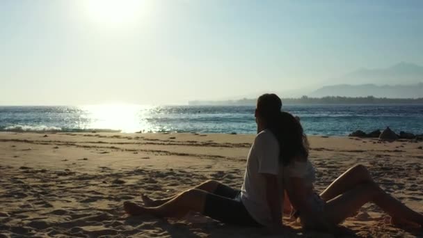 Ein Junges Reizendes Paar Tropischen Sandstrand Der Nähe Des Wunderschönen — Stockvideo