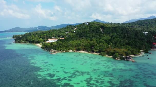 Lecące Nad Skalistą Wyspą Płytką Wodą Wybrzeżu Wycieczka Tajlandii Azja — Wideo stockowe