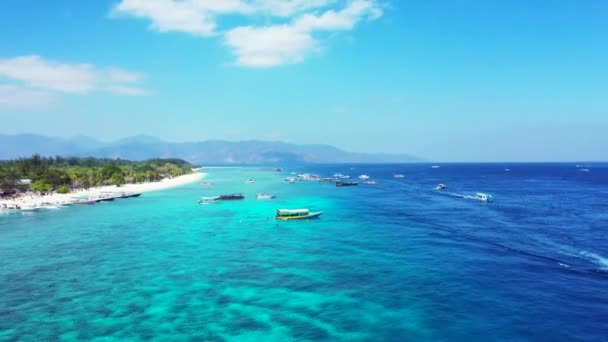 Mar Azul Turquesa Vibrante Torno Ilha Tropical Verde Paisagem Sazonal — Vídeo de Stock