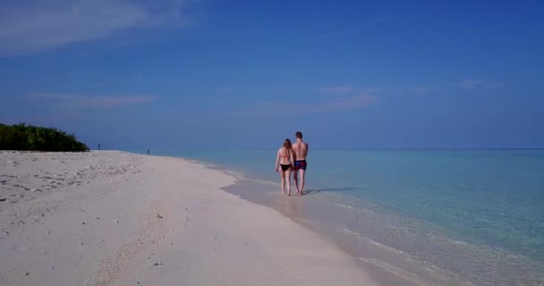 Pareja Romántica Playa Tropical — Vídeos de Stock