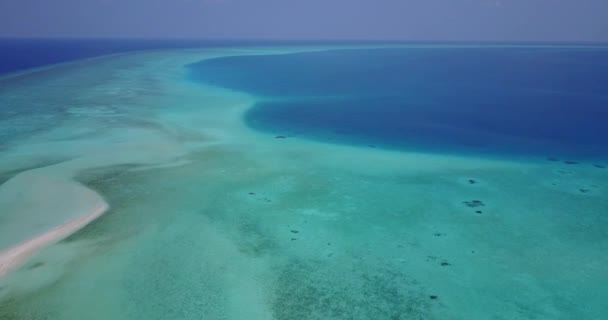 Pohled Čistou Panenskou Pláž Tyrkysovým Mořem Bílým Pískem Přírodní Scéna — Stock video
