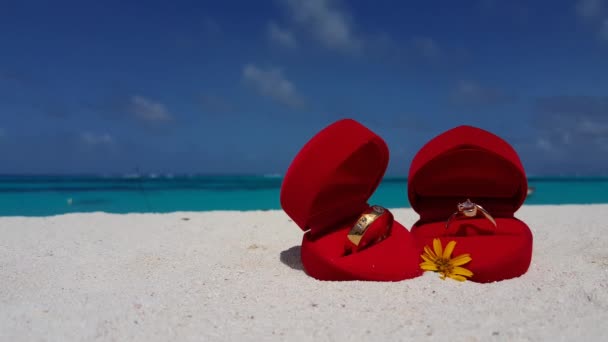 Свадебные Кольца Красных Коробках Пляже Оранжевым Цветом Летний Отдых Бали — стоковое видео
