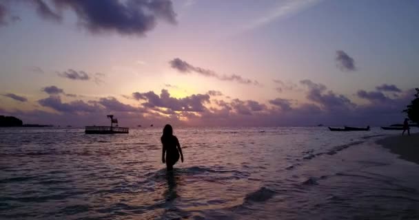 Beeldmateriaal Van Silhouetten Meisje Spetteren Zee Avond — Stockvideo