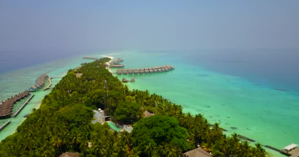 Egzotyczne Wybrzeże Plaży Luksusowy Kurort Bungalowami Letnia Podróż Malediwy — Wideo stockowe