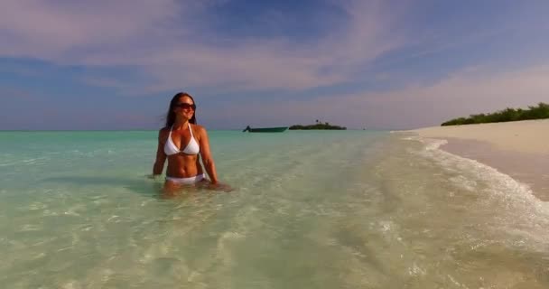 Mujer Joven Con Bikini Blanco Relajante Playa Tropical Bora Bora — Vídeo de stock