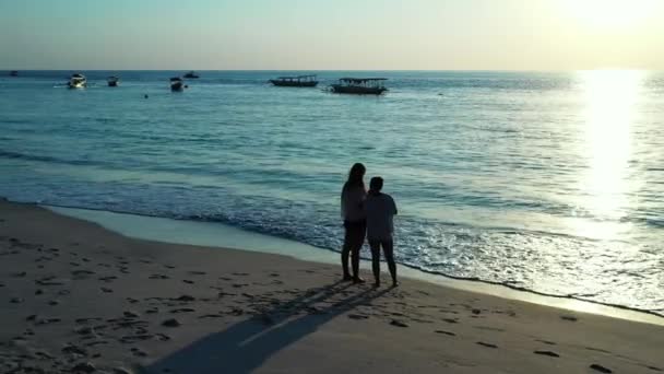 Schöne Junge Frauen Tropischen Strand Bei Sonnenuntergang — Stockvideo