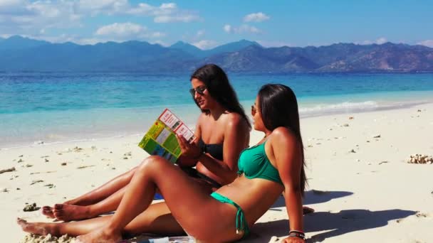 Hermosas Mujeres Jóvenes Tomando Sol Playa Tropical — Vídeos de Stock