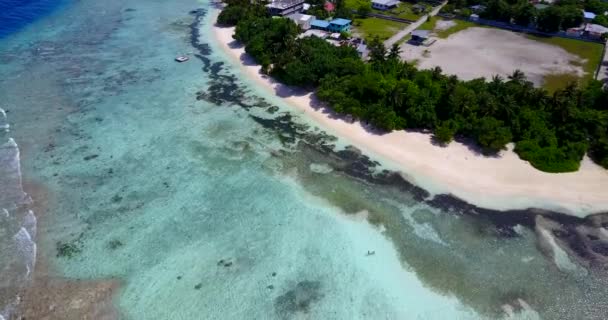 Bovenaanzicht Kleine Steentjes Ondiep Water Rond Het Eiland Zomer Reis — Stockvideo