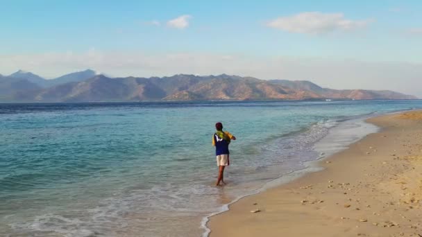 Ενεργός Ταξιδιώτης Που Απολαμβάνει Καλοκαιρινές Διακοπές Ψαρεύοντας Στις Μαλδίβες — Αρχείο Βίντεο