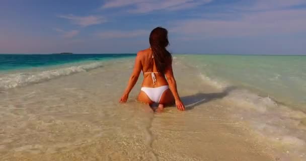 Sommer Strandfrau Weißen Bikini Genießt Urlaub Auf Den Malediven — Stockvideo