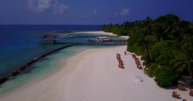 Yazlık tatil köyünün manzarasına bakıyorum. Hawaii, ABD 'nin egzotik manzarası.
