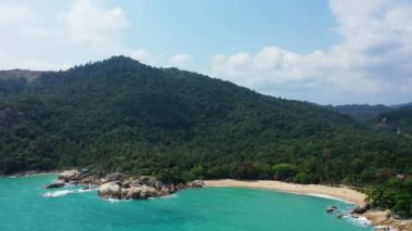 Adadaki yeşil dağların havadan görünüşü. Tayland 'da yaz tatili.