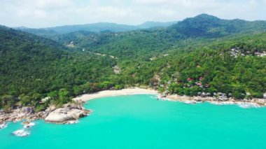 Turkuaz göl, kayalık kıyıları ve yeşil dağları var. Endonezya, Bali 'nin tropik cenneti.