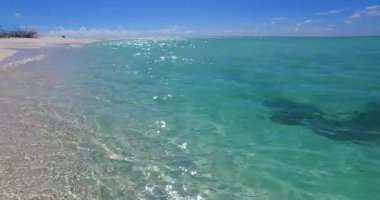 Sahil şeridindeki sığ suyun yakın görüntüsü. Bora Bora 'nın egzotik doğası, Fransız Polinezyası. 