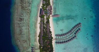 Adadaki lüks bungalovlar. Bali 'de yaz tatili.